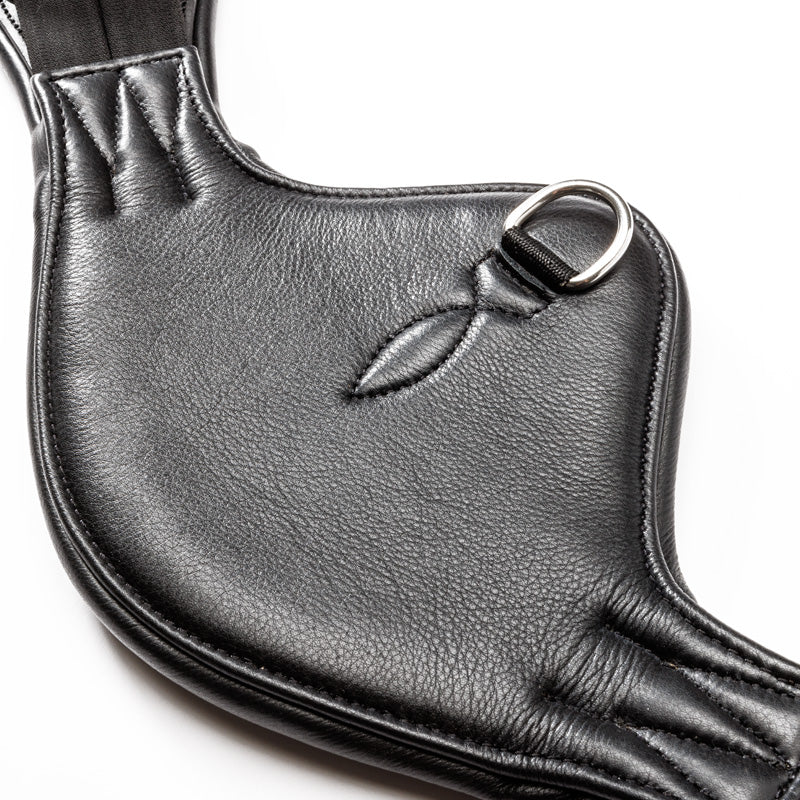 Close-up view of the Dring on the black Kavalkade Soft Casper Short Girth on a white background