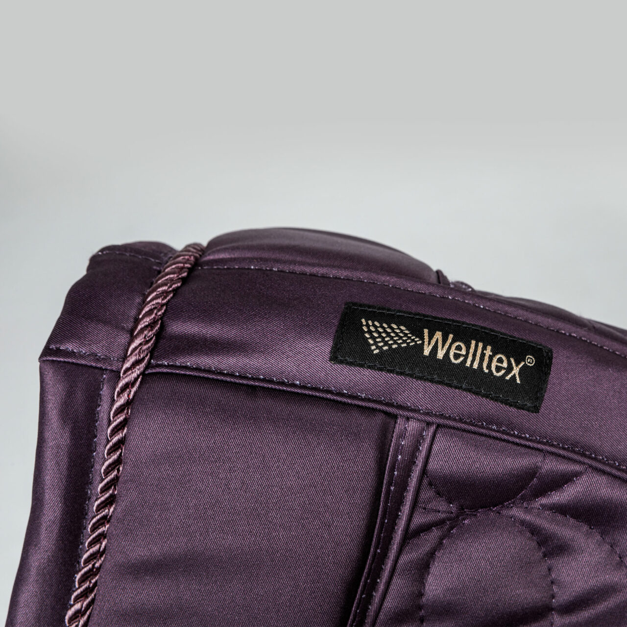 Close-up view of the withers on the plum Back on Track Deep Nights All-Purpose Saddle Pad