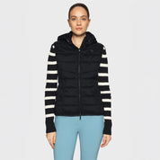 Front view of a female model wearing the black Samshield Alta Badia Vest on a plain background