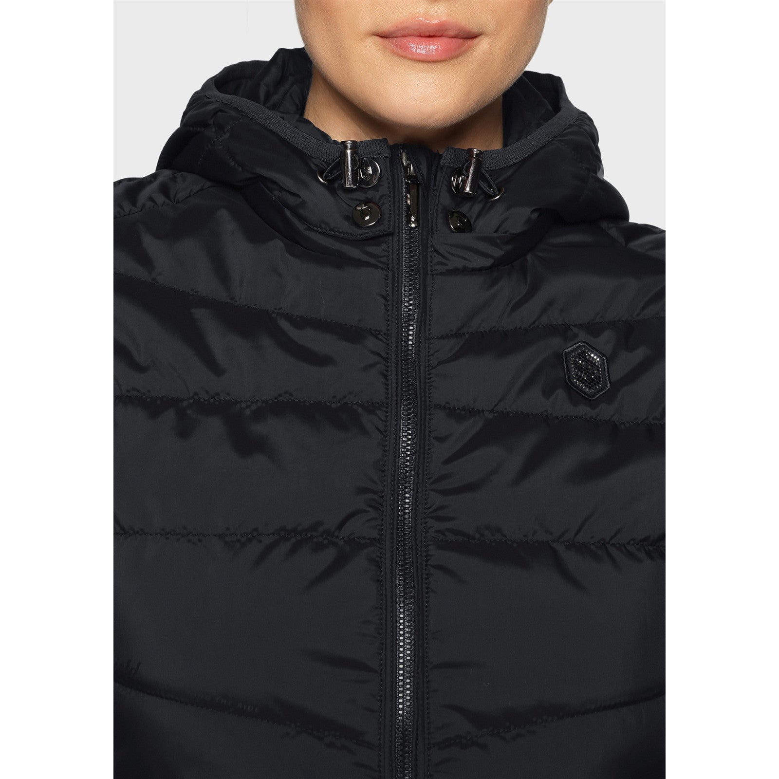 Close-up front view of a female model wearing the black Samshield Alta Badia Vest on a plain background