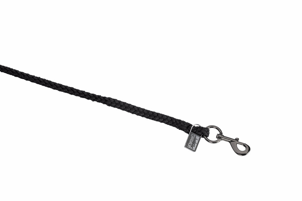 Side view of the black Eskadron Swivel Hook Lead Rope on a white background