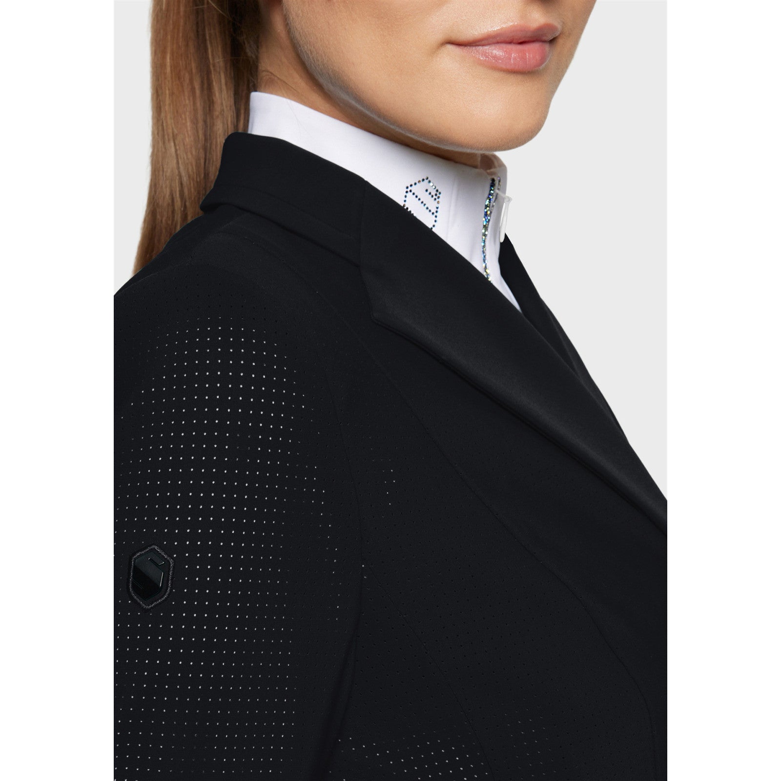 Close-up side view of a female model wearing the black Samshield Frac Air on a plain background