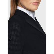 Close-up side view of a female model wearing the black Samshield Frac Air on a plain background