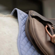 Close-up view of the anatomic wither on the gray Equinavia Harstad All Purpose Pad under a brown saddle and on a gray horse